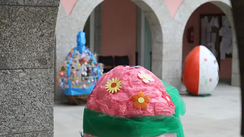 Com uma variedade de tonalidades e motivos, cada ovo exibe a singularidade e criatividade das instituições envolvidas.