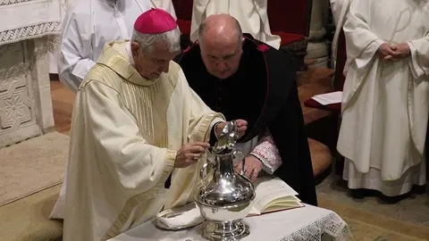 El obispo durante la consagración de los oleos y del crisma