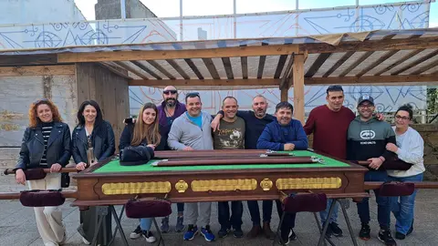 Cofrades de la Hermandad de la Santa Casa de Paz y Mesericordia de Baiona, tras lo ensayos de febrero para preparar la pasada Semana Santa.