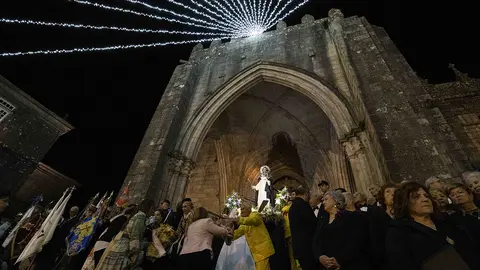 Ofrenda floral realizada tras la procesión con la imagen del beato.
