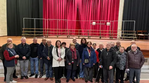 La directora xeral de Administración Local visitó las instalaciones para comprobar las obras de reparación en la cubierta del salón de actos.