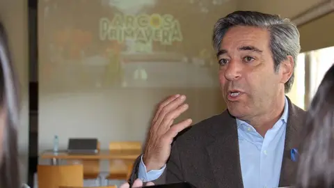 El alcalde de Arcos de Valdevez, João Manuel Esteves, durante la presentación de la oferta cultural de primavera, en la biblioteca de la Casa das Artes.