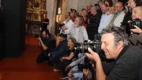 Los fotoxornalistas 'disparan' ao presidente da Xunta, mentres el fai o mesmo con eles.