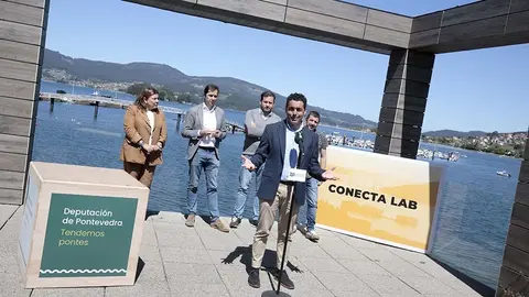 O presidente provincial participa na presentación deste laboratorio audiovisual que terá lugar este mes na illa de San Simón. RAFA ESTÉVEZ.