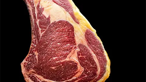 Chuletones de Buey de raza Rubia Gallega madurados durante 75 días y
cocinados a la perfección en la parrilla del restaurante.