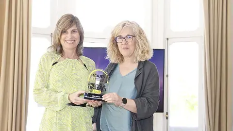 Nava Castro recibe el premio Viajes de National Geographic.