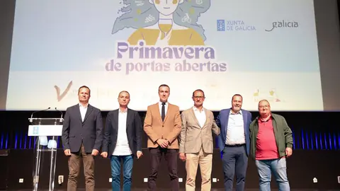 O xerente de Turismo de Galicia, Antonio Casas, presenta xunto cos responsables das Asociacións das rutas do viño galegas a nova edición desta iniciativa.
