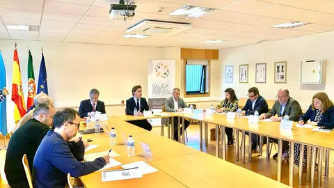 Da reunión sae tamén o compromiso de que o “Estatuto do Traballador 
Transfronteirizo” sexa unha eficaz “carta dos dereitos e deberes” dos traballadores 
transfronteirizos: para que non saian peor parados que os traballadores “nacionais”.