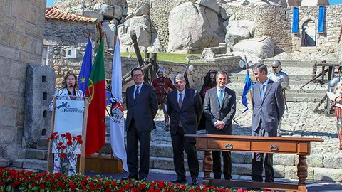 Ministro Adjunto e da Coesão Territorial, Castro Almeida, e Secretários de Estado Helder Reis e Hernâni Dias, na assinatura de contratos de investimento do Portugal2023 com 86 municípios da região Norte, Penedono.