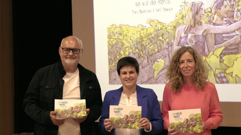 A alcaldesa Ánxela Fernández Callís, o ilustrador Xosé Tomás e a historiadora Sara Quintana presentaron o libro ‘Entre viñas e viños no val do Rosal’.