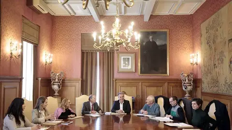 Reunión para fijar entradas al convento de Santa Clara.