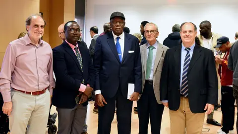 Enrique, de la Fundación Amigos de Monkole, Hillary el principal enlace camerunés con la embajada de Camerún y con la comunidad camerunesa, el Embajador, Juan Luis G. Hermoso y Pablo Pérez-Tomé al final del acto.