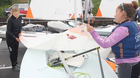 Este miércoles ha sido un día muy intenso en el club, con todos los barcos revisados por el medidor, así como sus velas, aparejos y control de peso de los regatistas.