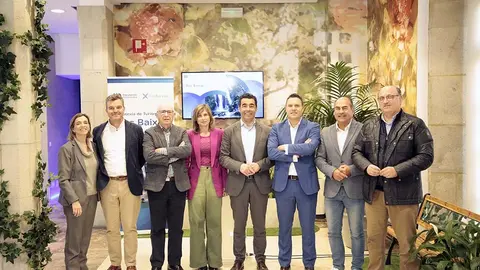 O presidente da Deputación de Pontevedra, Luís López, acompañado da deputada provincial de Turismo, Nava Castro.