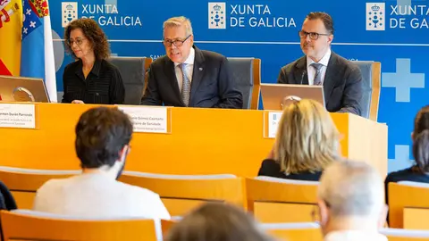 El conselleiro de Sanidade, Antonio Gómez Caamaño, junto con la directora xeral de Saúde Pública, Carmen Durán, y el jefe de Pediatría del CHUS, Federico Martinón, presentaron esta mañana los resultados del programa en rueda de prensa.