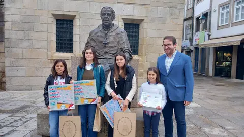 Os premiados com o vice-presidente da Câmara, Paulo Barreiro.