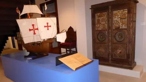 Maqueta de la Pinta en el Museo de la Vela ubicado en la conocida Casa Carvajal, en el centro histórico de Baiona.