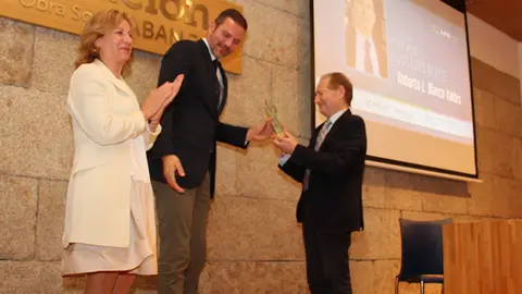Roberto L. Blanco Valdés recibe el premio de mans do conselleiro de Cultura, López Campos, en presencia de la presidenta de la APG, María Méndez.