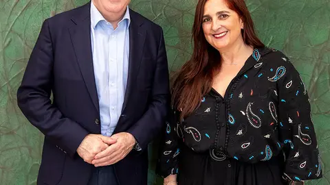 Román Rodríguez recibiu á escritora Arantza Portabales.