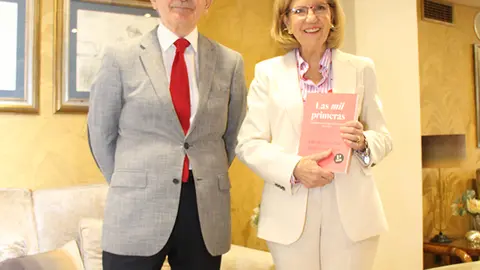 Los autores de 'Las mil primeras', Julio Montero-Diaz y María Luisa Galdón. ROBERTO LEDO.