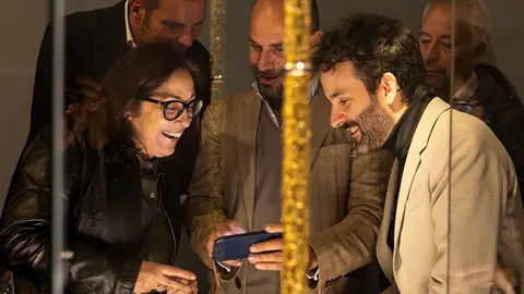 El conselleiro de Cultura, Lengua y Juventud, José López Campos, y el director adjunto y conservador jefe de la Frick Collection de Nueva York, Xavier F. Solomon, visitaron la exposición Tesouros Reais en el Museo Centro Gaiás.