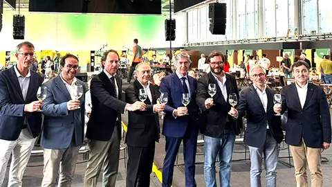 O Loureiro de Ponte de Lima Convida encantou os participantes com a degustação dos melhores Loureiros da região, acompanhados pela atmosfera única da cultura e tradição limiana.