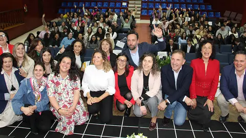 As profesoras e profesores, xunto con algúns relatores. Ao fondo, os alumnos e alumnas no auditorio José Gil de As Neves.