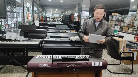 Aladino en su establecimiento de AlbaSolomúsica.