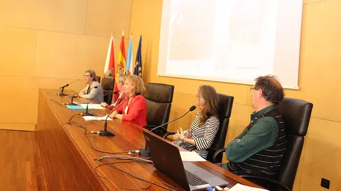 La mesa de los ponentes.