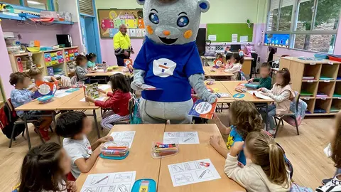 A mascota Mizi repartiu en colexios de Cerveira e Tomiño a guía turística ilustrada sobre a historia do territorio.