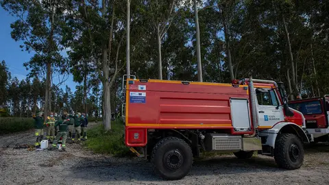 Unha trintena de medios aéreos e 380 motobombas.