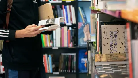 Se dirige a ayuntamientos integrados en la Red Pública de Bibliotecas de Galicia en dos categorías: hasta 10.000 habitantes y con una población superior.