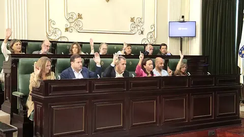 Votación no pleno da Deputación de Pontevedra.