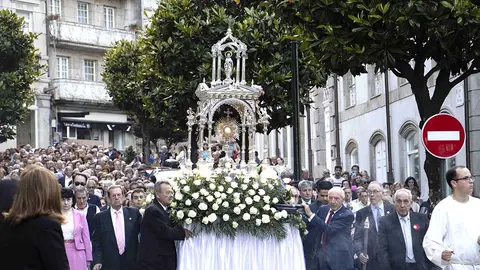 El obispo de Tui-Vigo, Luis Quinteiro, presidió la eucaristía en la concatedral-basílica de Santa María, seguida de procesión por las calles de la ciudad olívica.