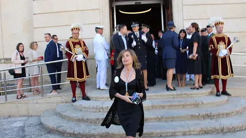 A alcaldesa, Nava Castro, no intre en que agarda polos convidados.