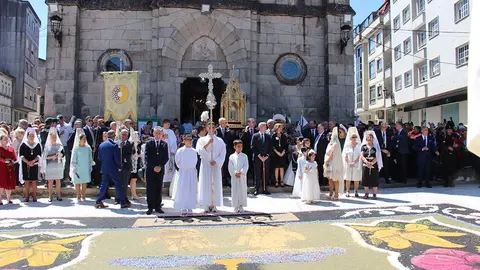 Salida de la procesión con el Santísimo Sacramento desde la plaza de Bugallal.