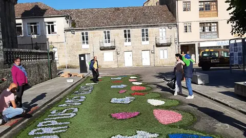 Alfombra fronte a Igrexa Parroquial.