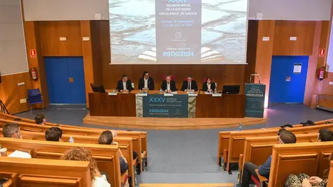 El aulario del Edificio Novoa Santos acogió la XXXV Reunión anual de la Sociedad Oncológica de Galicia