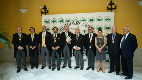 Francisco Peña con los Académicos.