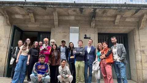 O director da Axencia Galega das Industrias Culturais, Jacobo Sutil, recibe o equipo do espectáculo durante os ensaios previos en Santiago de Compostela.