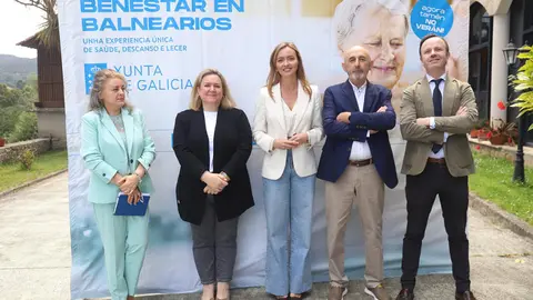 La conselleira de Política Social e Igualdade, Fabiola García, presentó la décima edición de este programa en el balneario Baños de Brea en Vila de Cruces.