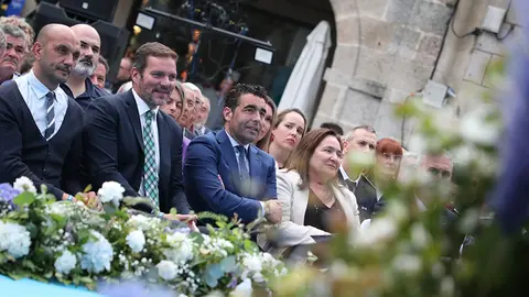 O presidente da Deputación e o alcalde do Porriño xunto con outras autoridades.