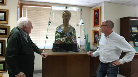 Padre e hijo contemplan La Dama del Matón, busco de cobre esmaltado (72 cm de altura y 49 cm de anchura máxima. Obra realizada para ser enviada a la Exposición Internacional de París de 1937. Vigo. Colección Familia Hernández.