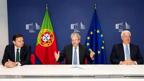 Primeiro-Ministro Luis Montenegro, Comissário Paolo Gentiloni, e Ministro da Economia Pedro Reis, na assinatura do acordo entre a Comissão Europeia e o Banco Português de Fomento, Bruxelas.