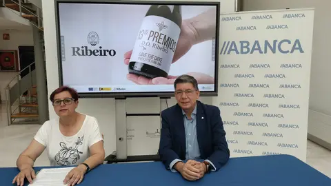 A presidenta do Consello Regulador da Denominación de Orixe Ribeiro, Concha Iglesias e Mateo Alonso San Román, coordinador de Banca Institucional de ABANCA en Ourense.