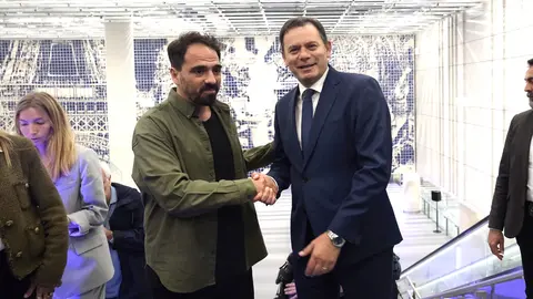 Primeiro-Ministro Luís Montenegro com o artista plástico Vhils, tendo em fundo o mural da estão de Metro do Aeroporto de Orly, França.