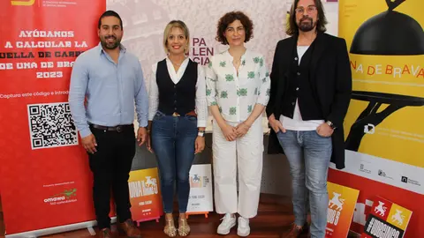 De izq a dcha, el diputado de Desarrollo Socioeconómico_,Francisco Pérez, Nuria Escribano Mahou Palencia, y Judith Castro, concejal de impulso económico del Ayto. de Palencia, y Javier San Segundo, productor de Una de Bravas.