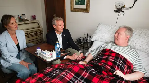 El presidente de la Xunta y la conselleira visitaron a uno de los beneficiarios de la convocatoria anterior.