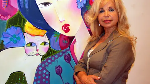 Touza diante de uma de suas obras que lembra seu professor Wallace Ting, na Casa de Galicia de Madrid.