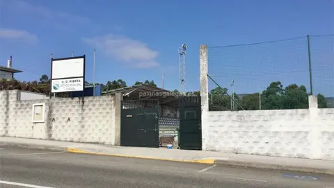 Campo de césped artificial, cuenta con una pista de atletismo de 4 calles, 5 en recta. Es donde disputa sus partidos el equipo local Unión Deportiva Ribeira.